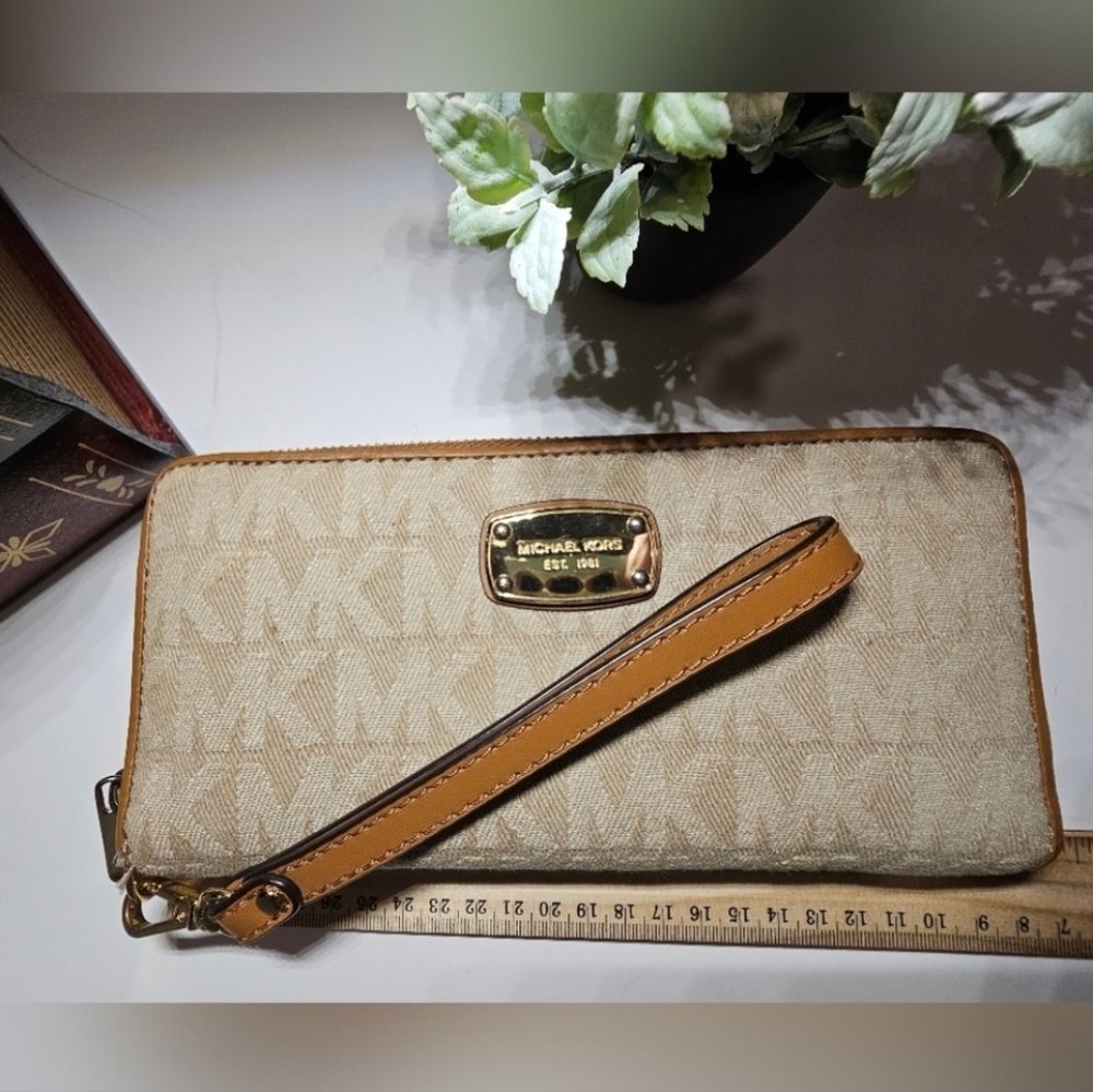 EUC Michael Kors Vanilla MK Monogram Travel Zip Continental Wallet / Wristlet